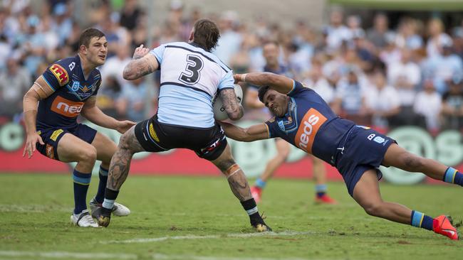 Tyrone Peachey at full stretch to tackle Josh Dugan. (AAP Image/Craig Golding) 