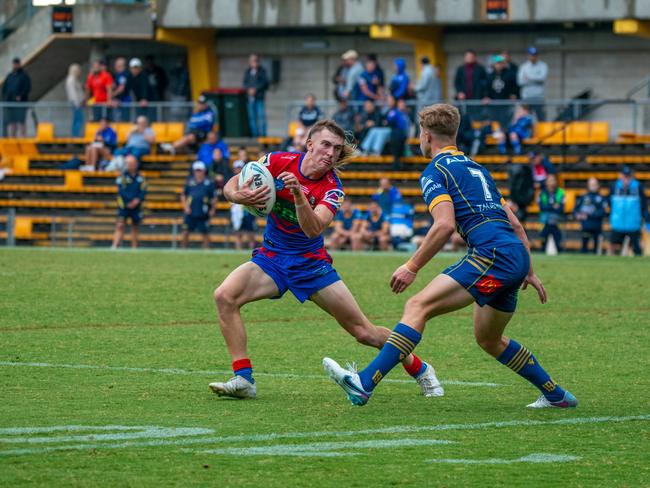 Fletcher Sharpe tries to evade the defence. Picture: Thomas Lisson