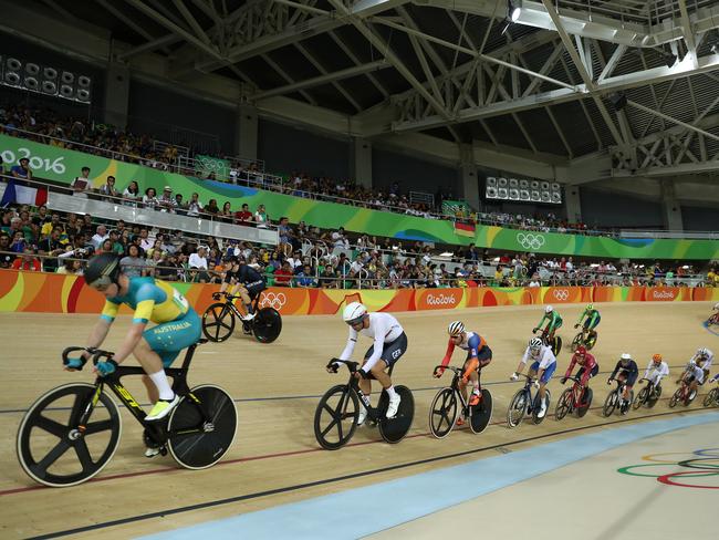RIO DE JANEIRO, BRAZIL - AUGUST 14: Glenn O'Shea (1st L) of Australia leads during the Men's Omnium Scratch Race 1/6 during on Day 9 of the Rio 2016 Olympic Games at the Rio Olympic Velodrome on August 14, 2016 in Rio de Janeiro, Brazil. (Photo by Bryn Lennon/Getty Images)