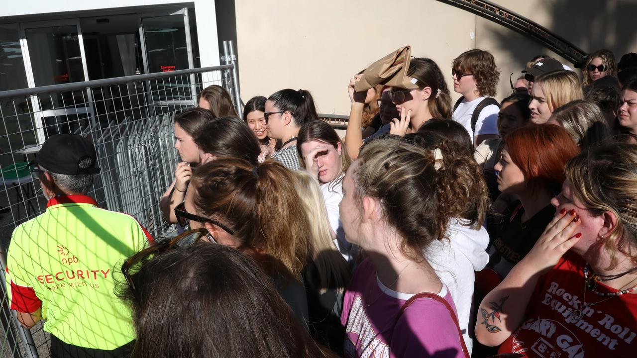 Harry Styles fans warned by Marvel Stadium as they queue for hours in the  heat