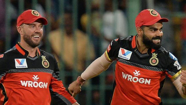 Virat Kohli (R) and AB de Villiers played together in the IPL. (Photo by Manjunath KIRAN / AFP)