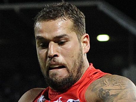 SPORT - AFL Round 4, Fremantle Dockers v Sydney Swans, Domain Stadium, Perth. Photo by Daniel Wilkins. PICTURED- Sydney's Lance Franklin kicks the ball into attack from the sideline