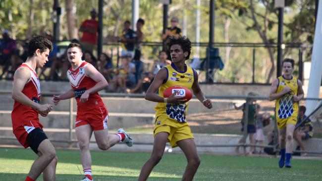 Wanderers’ Ronald Fejo looks for marking options downfield in Sunday's game against Waratah. Picture: Tymunna Clements/AFLNT Media