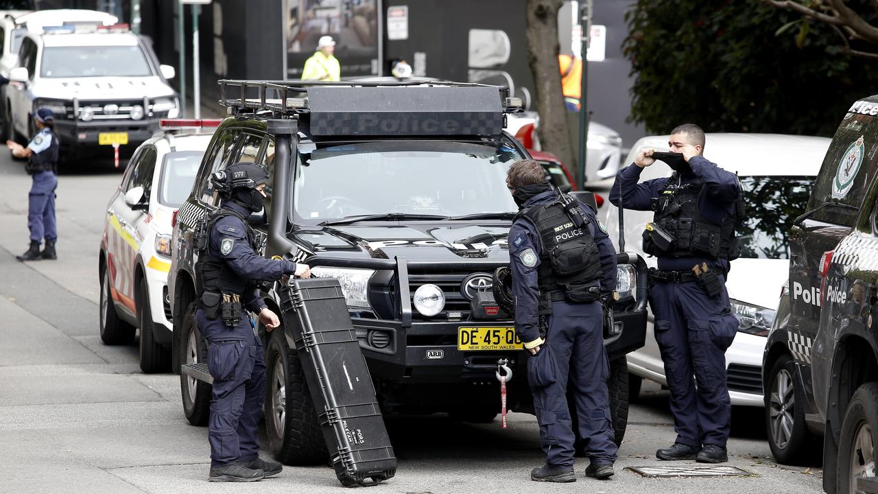 Elizabeth Bay, Sydney: Police operation under way at building on The ...