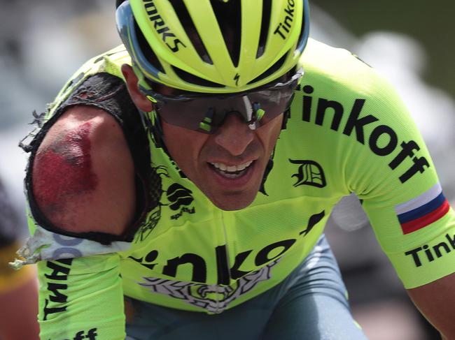 TOPSHOT - Spain's Alberto Contador is seen injured after a crash during the 188 km first stage of the 103rd edition of the Tour de France cycling race on July 2, 2016 between Mont-Saint-Michel and Utah Beach Sainte-Marie-du-Mont, Normandy. / AFP PHOTO / KENZO TRIBOUILLARD