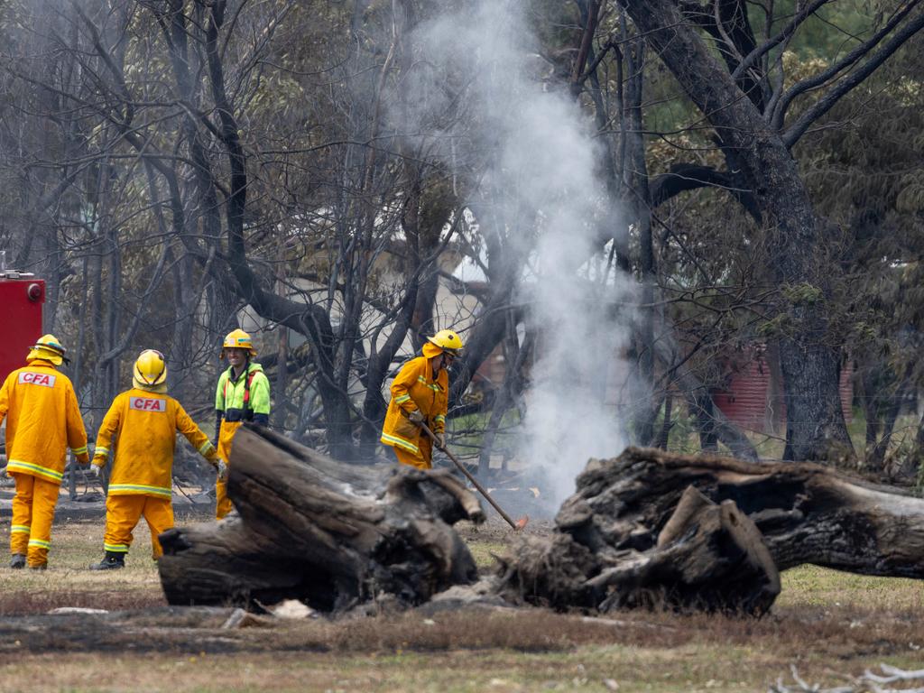 Grampians Bushfire: Homes Lost In Fire Near Halls Gap, Man Dies In ...