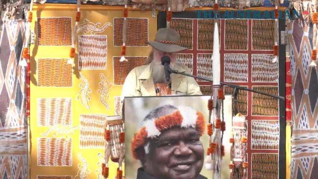 Actor Jack Thompson delivers a eulogy for his friend, land rights giant Yunupingu