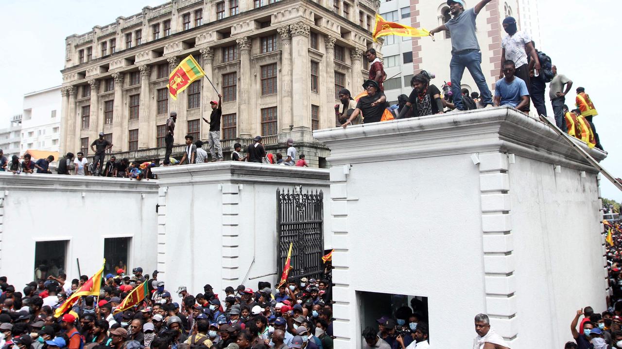 Le président sri-lankais s’enfuit alors que des manifestants prennent d’assaut la résidence officielle