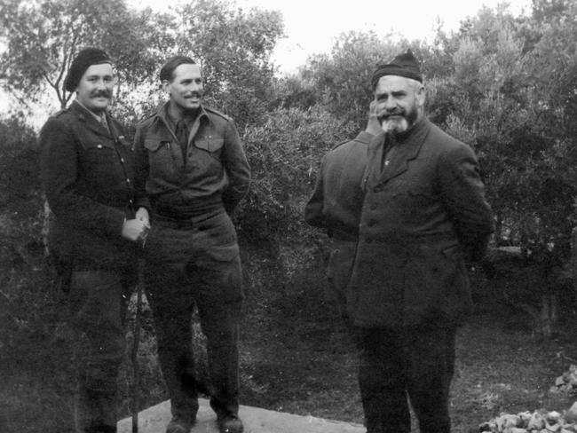 Tom Dunbabin (centre) in Crete during World War II.