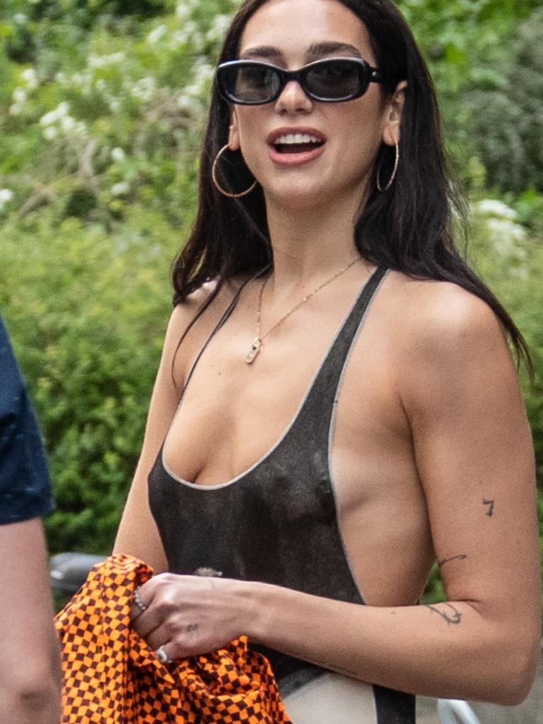 Women With Small Boobs Go Braless For a Week 