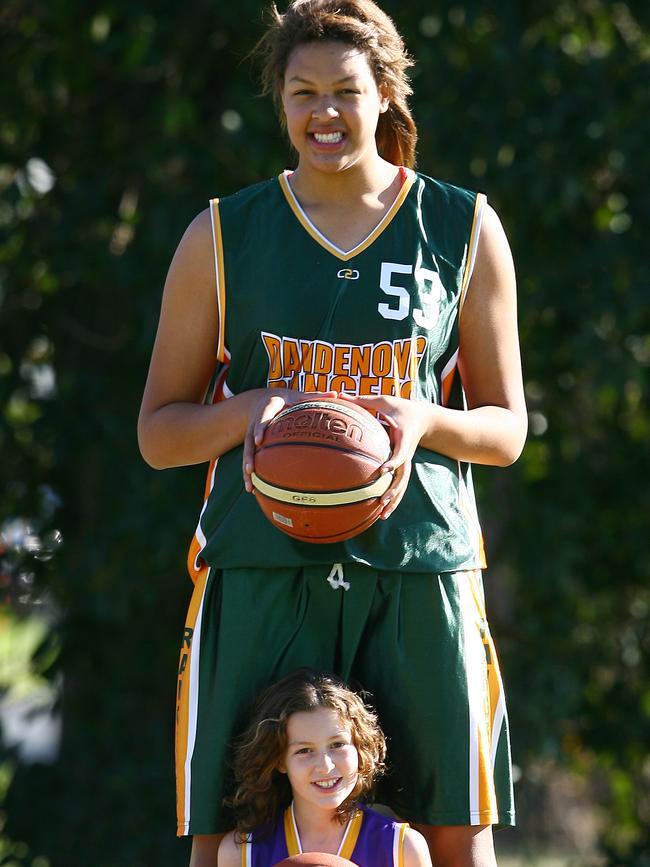 Basketballers Lucy McConville (145cm) and Liz Cambage (203cm) in 2007.