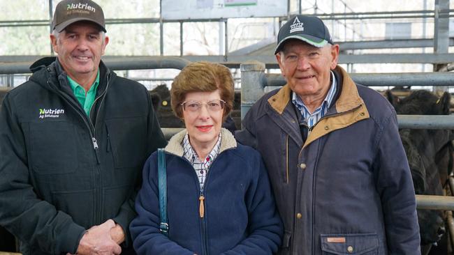 Nutrien Colac livestock agent Phil Howard with Maree and Con DeGroot, of Springbank from Narbethong. Picture: Rachel Simmonds