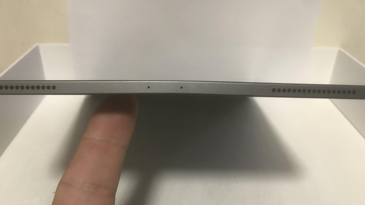 Would you be happy receiving a bent iPad? MacRumors user MacDonaldTrump wasn’t. Source: MacRumors