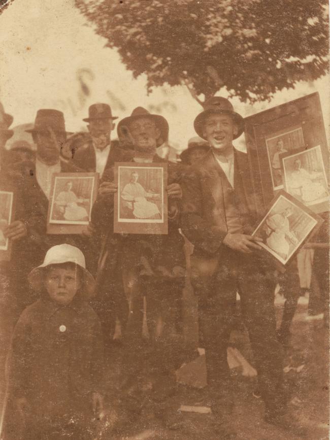 An anti-conscription rally in Melbourne the week before the 1916 referendum. P11677.001