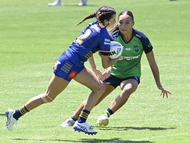 Sienna Bonello runs at the line. Picture: Martin Ollman