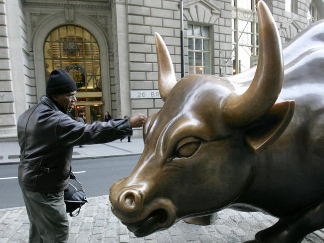 A man who identified himself as Mr. Courtney punches the Bull on Broadway near the New York Stock Exchange 20 December, 2006 in New York. Courtney said he punches the Bull every day on his way to work. Shareholders in the New York Stock Exchange approved an alliance with European stock market operator Euronext creating the world's first intercontinental bourse, the NYSE said 20 December.The seal of approval by the owners of the New York bourse came after Euronext shareholders gave their stamp of approval to the alliance in Amsterdam on Tuesday. AFP PHOTO/DON EMMERT