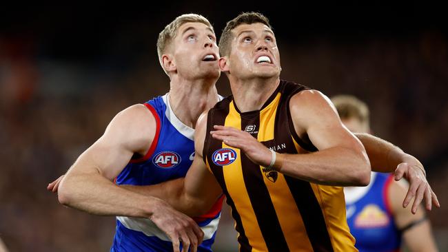 MELBOURNE, AUSTRALIA - SEPTEMBER 06: Lloyd Meek of the Hawks and Tim English of the Bulldogs compete in a ruck contest during the 2024 AFL Second Elimination Final match between the Western Bulldogs and the Hawthorn Hawks at The Melbourne Cricket Ground on September 06, 2024 in Melbourne, Australia. (Photo by Michael Willson/AFL Photos via Getty Images)