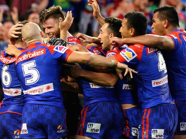 NEWCASTLE, AUSTRALIA - MARCH 09:  Knights players celebrate a try during the round one NRL match between the Newcastle Knights and the Manly Sea Eagles at McDonald Jones Stadium on March 9, 2018 in Newcastle, Australia.  (Photo by Ashley Feder/Getty Images)