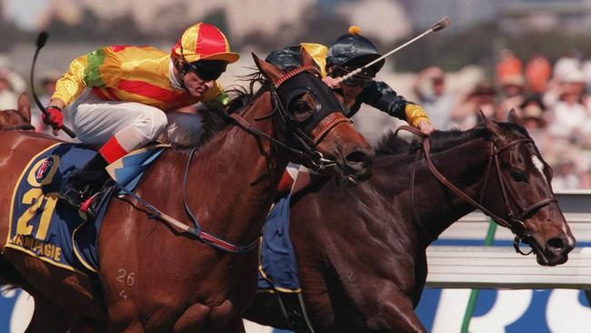 Chris Munce and Jezabeel (inside) try to hold-off Glen Boss and Champagne on the outside during the 1998 Melbourne Cup.