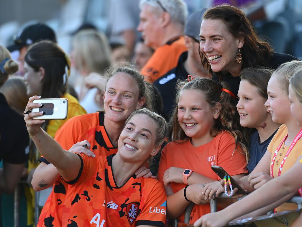 Kijah Stephenson and Teagan Thompson take selfies with young fans. Picture: Albert Perez/Getty