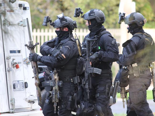 Siege in Wangaratta ends in tragedy as man and woman found dead in ...