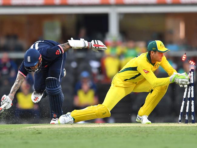 Alex Carey attempts to run out England’s Alex Hales. Picture: AAP