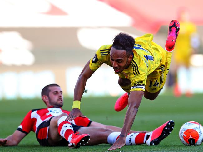 Southampton's English defender Jack Stephens (L) tackles Arsenal's Gabonese striker Pierre-Emerick Aubameyang during the English Premier League football match between Southampton and Arsenal at St Mary's Stadium in Southampton, southern England on June 25, 2020. (Photo by Catherine Ivill / POOL / AFP) / RESTRICTED TO EDITORIAL USE. No use with unauthorized audio, video, data, fixture lists, club/league logos or 'live' services. Online in-match use limited to 120 images. An additional 40 images may be used in extra time. No video emulation. Social media in-match use limited to 120 images. An additional 40 images may be used in extra time. No use in betting publications, games or single club/league/player publications. /