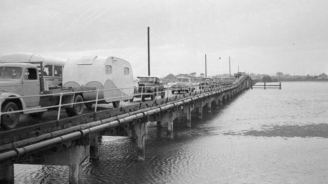 Traffic crossing the Jubilee Bridge at Easter 1950.