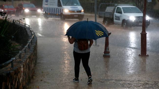 Heavy rain, flood warning for parts of NSW, QLD, VIC as regions prepare ...