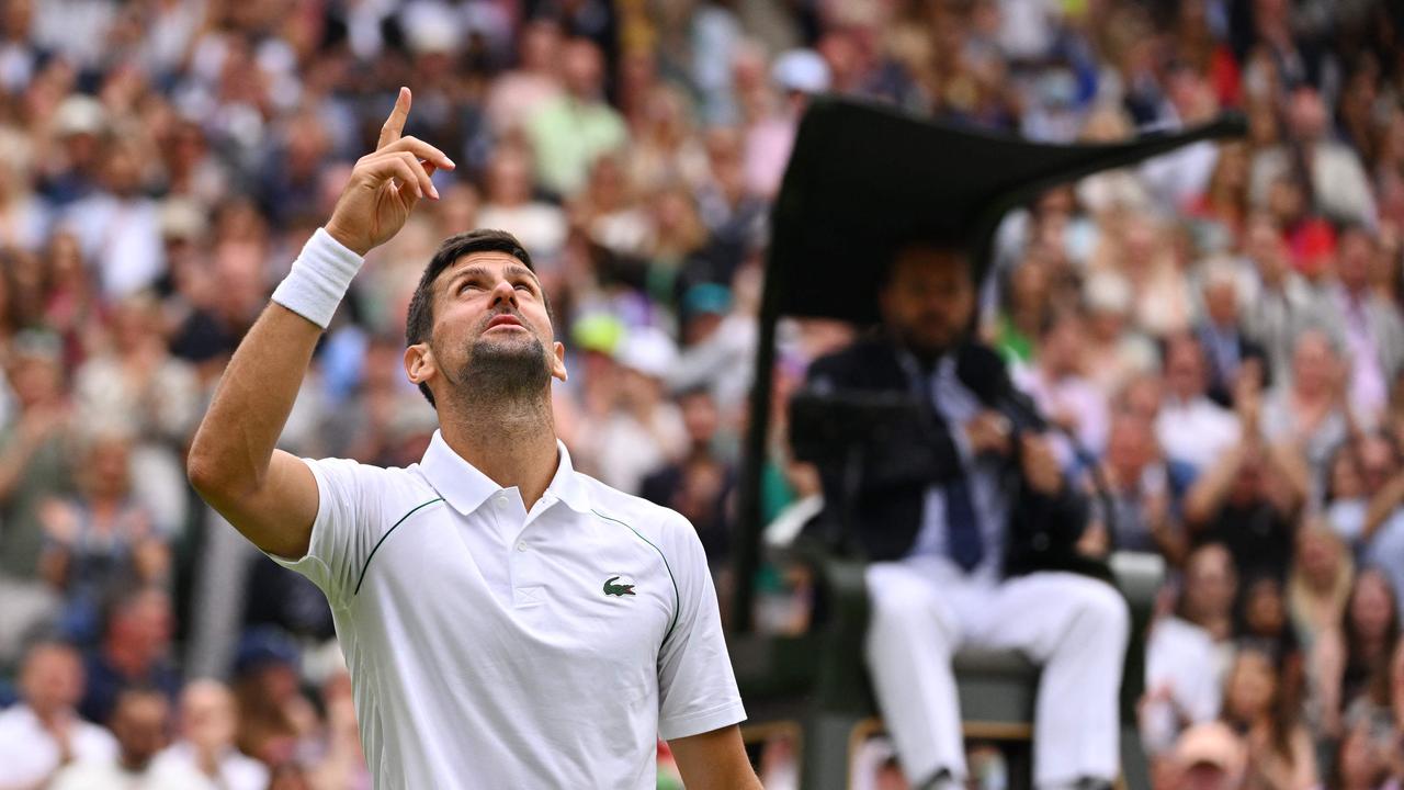 E Sinner, como tantos, sucumbiu à grandeza de Djokovic em Wimbledon