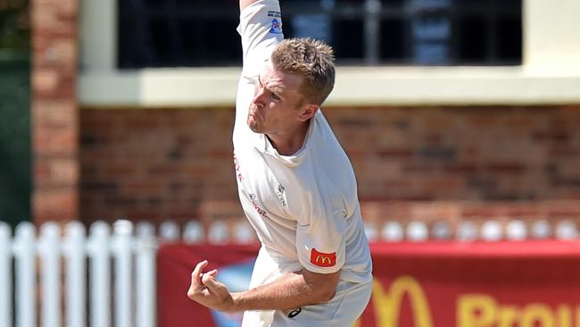 Scott Rodgie sends one down during a NSW premier cricket match in 2018. (AAP IMAGE / Troy Snook)