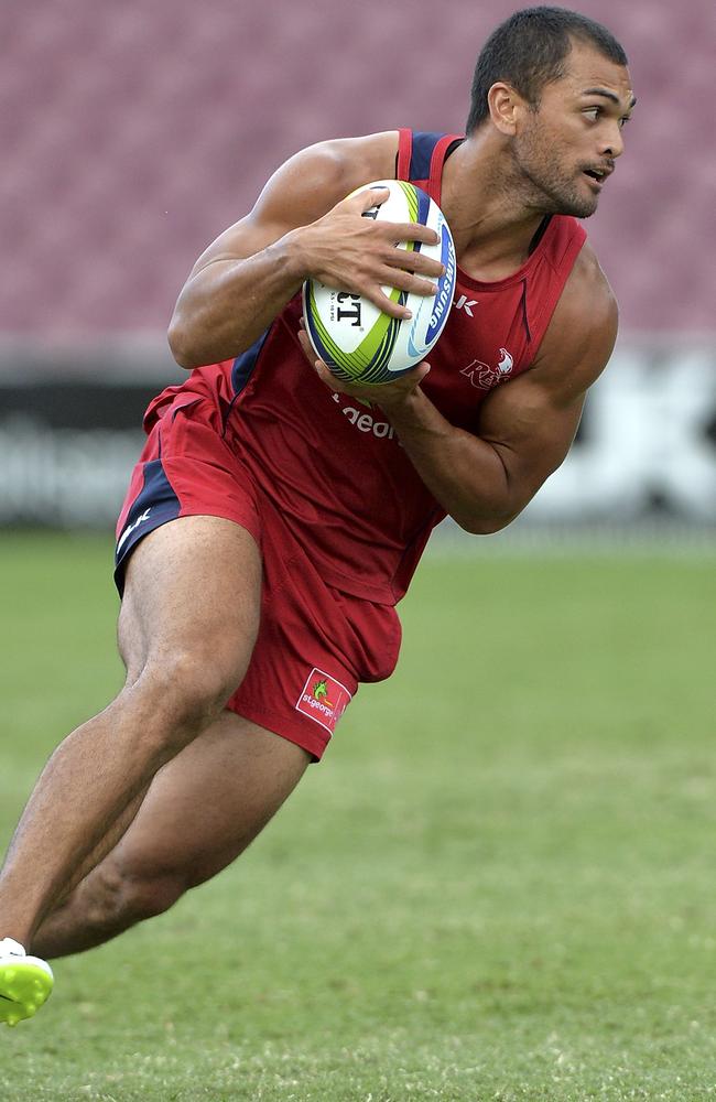 Karmichael Hunt runs with the ball.