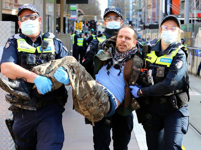 24 JULY 2021 SYDNEY NSWWWW.MATRIXNEWS.COM.AUNON EXCLUSIVE PICTURED: LOCKDOWN PROTESTERS TAKE TO THE STREET OF MELBOURNE