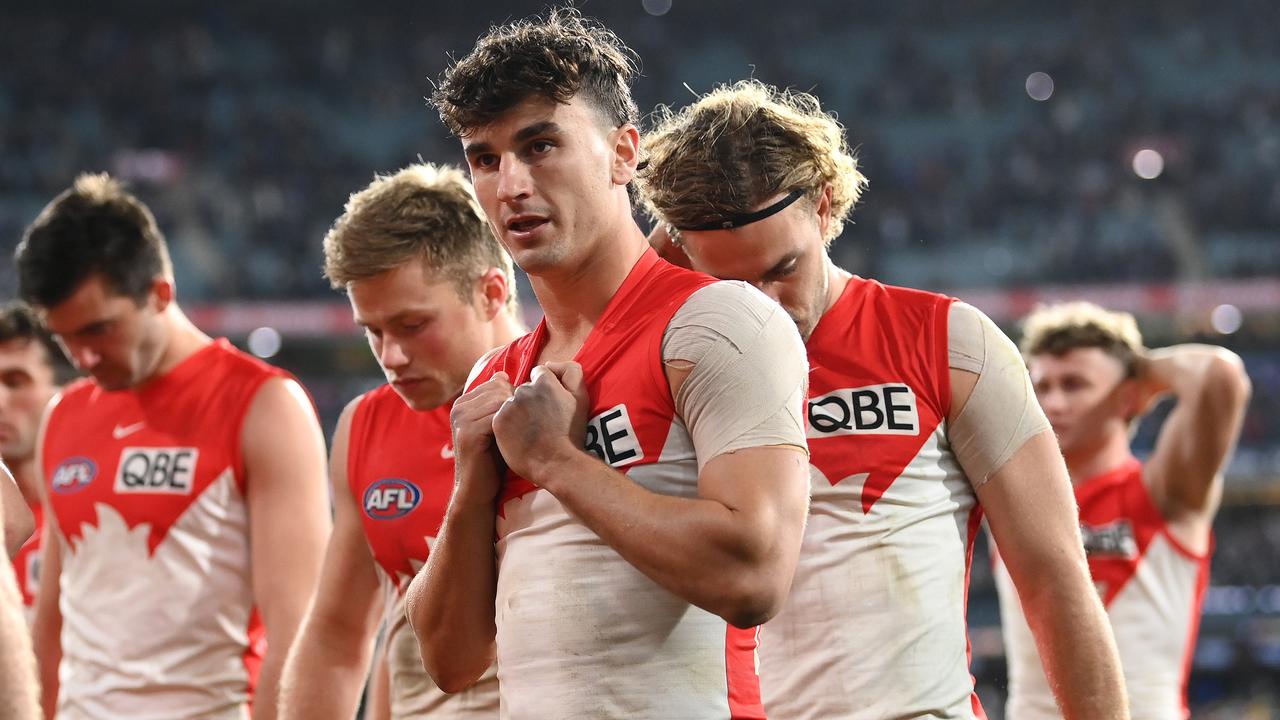 MELBOURNE, AUSTRALIA - SEPTEMBER 08: Sam Wicks and his Swans team mates look dejected after losing the First Elimination Final AFL match between Carlton Blues and Sydney Swans at Melbourne Cricket Ground, on September 08, 2023, in Melbourne, Australia. (Photo by Quinn Rooney/Getty Images)