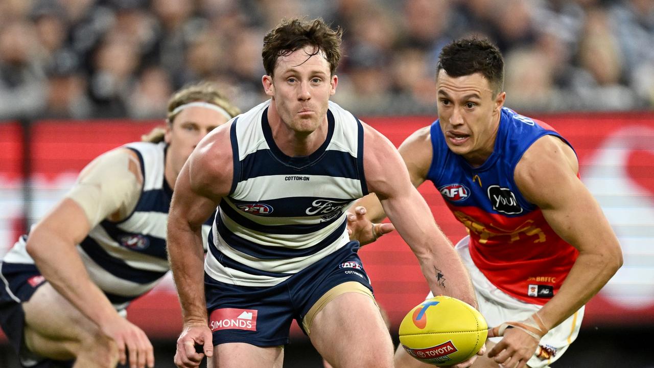 Four Cats sign on as flag trio remain without deals