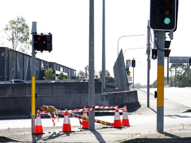 SYDNEY, AUSTRALIA. NewsWire Photos NOVEMBER 22 , 2024: A damaged pole on Power Street in Plumpton, part of multiple scenes of a police pursuit and stabbing out in Plumpton and Doonside. Picture: NewsWire/ Damian Shaw