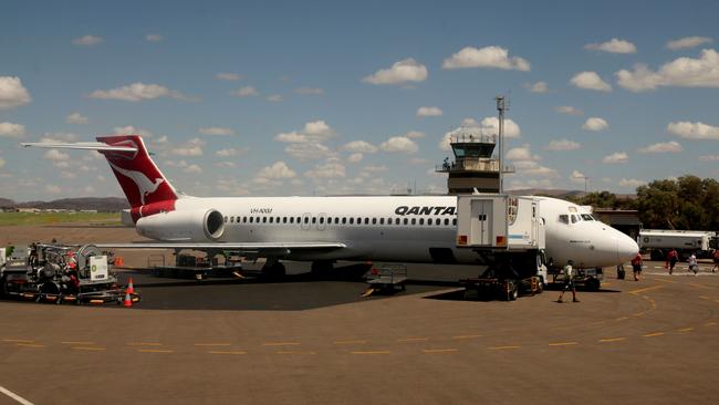 QantasLink Boeing 717 on the tarmac at Alice Springs Airport heading to Darwin.