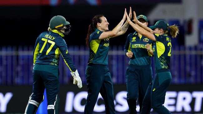 SHARJAH, UNITED ARAB EMIRATES - OCTOBER 08: Players of Australia celebrate after taking the wicket of Georgia Plimmer of New Zealand (not pictured) during the ICC Women's T20 World Cup 2024 match between Australia and New Zealand at Sharjah Cricket Stadium on October 08, 2024 in Sharjah, United Arab Emirates.  (Photo by Francois Nel/Getty Images)