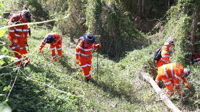 SES search the rear of the property. (AAP Image/Richard Waugh). 