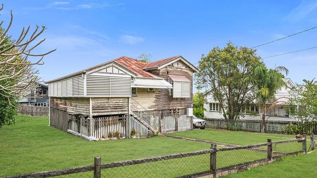 31 Parooba Ave, Camp Hill goes to auction at 10am