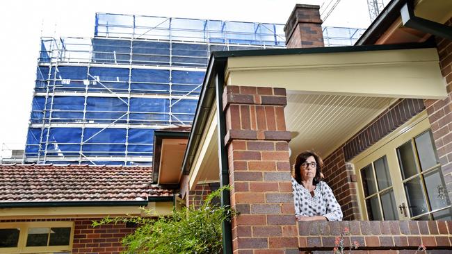 Llew Kennedy in the shadow of new unit block housing development next to her Rosebank Avenue home. (AAP IMAGE / Troy Snook)