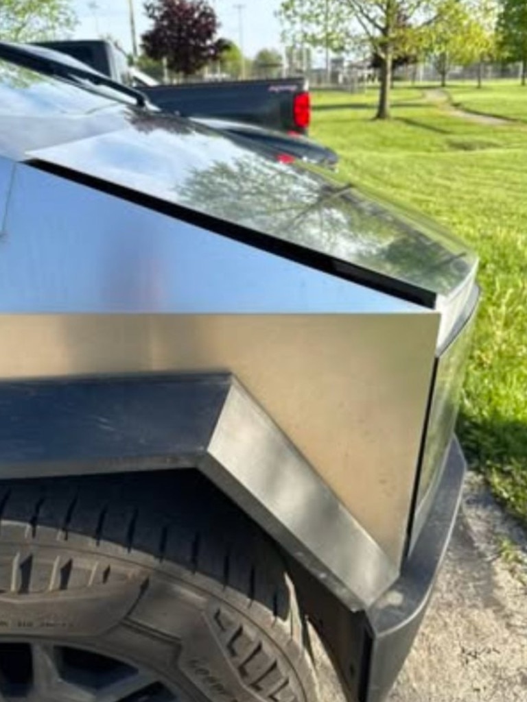 The frunk was slightly misaligned. (Picture: X/StonkKing4)