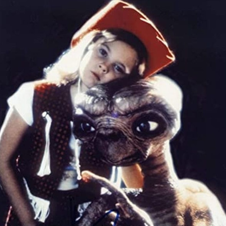 Drew Barrymore and her hat in ET.