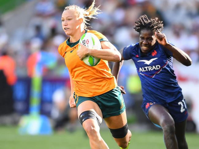 Australia's Maddison Levi (L) runs past France's Hawa Tounkara (R) to score a try during the third place play-off of the HSBC World Rugby Sevens Series women's rugby match between France and Australia at the Cape Town stadium in Cape Town on December 8, 2024. (Photo by Rodger Bosch / AFP)