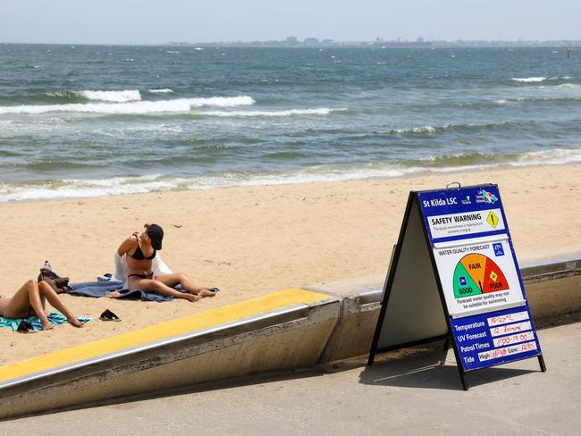 MELBOURNE, AUSTRALIA - NewsWire Photos JANUARY 09 , 2022 : The water quality at St Kilda beach is rated as fair after the EPA issued alerts of contamination. Lab results revealed a spill of vegetable oil- predominately palm oil, a product often used in food manufacturing and beauty products. Picture NCA NewsWire / Ian Currie