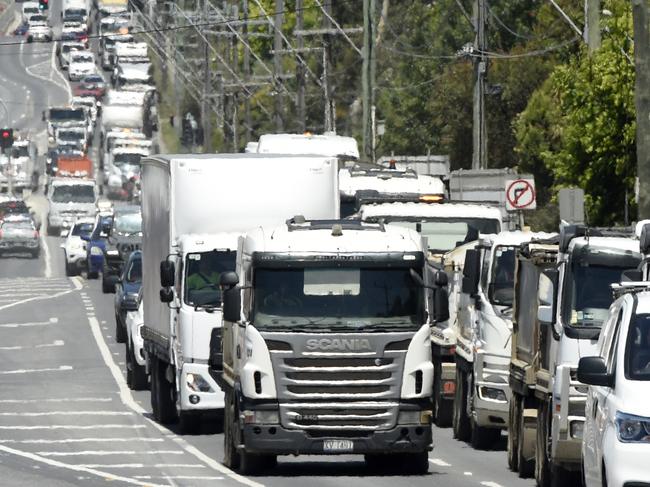 MELBOURNE, AUSTRALIA - NewsWire Photos NOVEMBER 19, 2024: Truck drivers cause traffic congestion along Greensbporough Road as they campaign for better pay. Picture: NewsWire / Andrew Henshaw