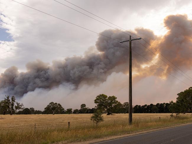 GRAMPIANS, AUSTRALIA - NewsWire Photos - 26 DECEMBER, 2024: Smoke rises from the southern end of the Grampians national park near Glenthompson. Picture: NewsWire / Diego Fedele