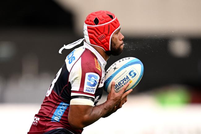 Filipo Daugunu of the Reds catches the ball. Photo by Joe Allison/Getty Images