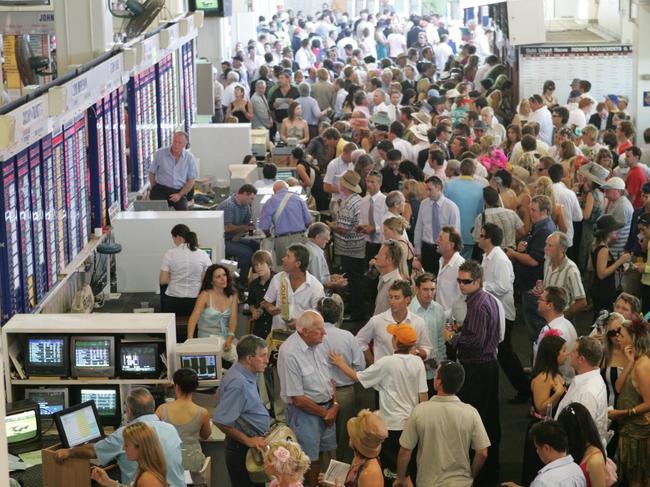 NOVEMBER 01, 2005: News. Reporter: Chris Flatley. Melbourne Cup socials at the Gold Coast Turf Club. Betting ring crowds.  PicGlenn/Hampson