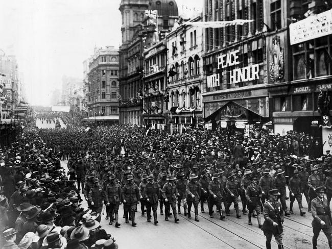 Troops marching down Bourke St past Myer's Emporium in 1918.